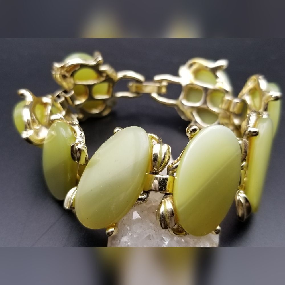 VINTAGE! Green Robins Egg Opal Moonstone Bracelet. B311